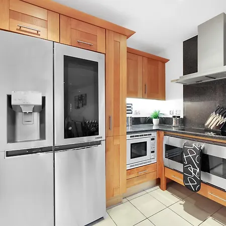 Sleeps 8, Parking, River Views, Chelsea 3 Bdr Apartment London