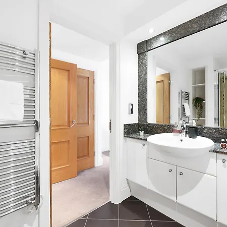 Sleeps 8, Parking, River Views, Chelsea 3 Bdr *