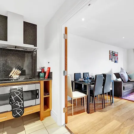 Sleeps 8, Parking, River Views, Chelsea 3 Bdr Apartment *