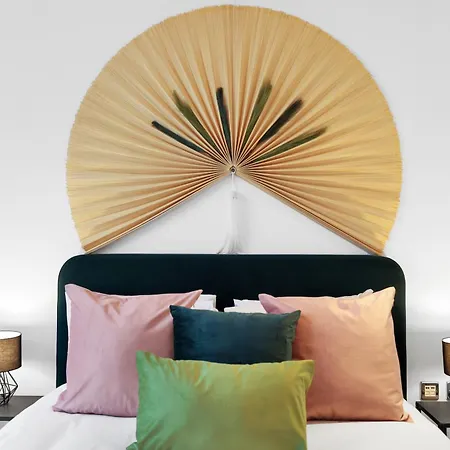 Apartment Sleeps 8, Parking, River Views, Chelsea 3 Bdr *