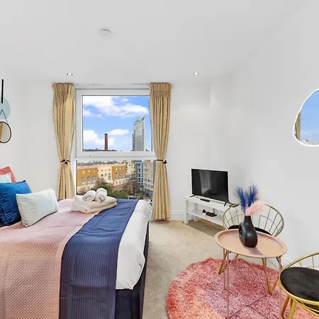 Sleeps 8, Parking, River Views, Chelsea 3 Bdr Apartment London