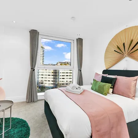 Apartment Sleeps 8, Parking, River Views, Chelsea 3 Bdr London