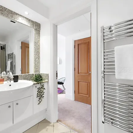 Sleeps 8, Parking, River Views, Chelsea 3 Bdr