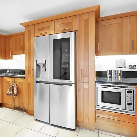 Apartment Sleeps 8, Parking, River Views, Chelsea 3 Bdr