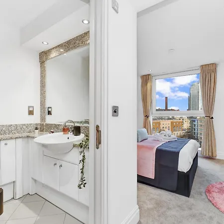 Apartment Sleeps 8, Parking, River Views, Chelsea 3 Bdr *