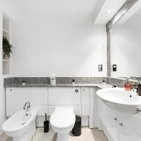 Apartment Sleeps 8, Parking, River Views, Chelsea 3 Bdr