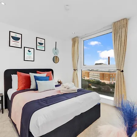 Apartment Sleeps 8, Parking, River Views, Chelsea 3 Bdr *