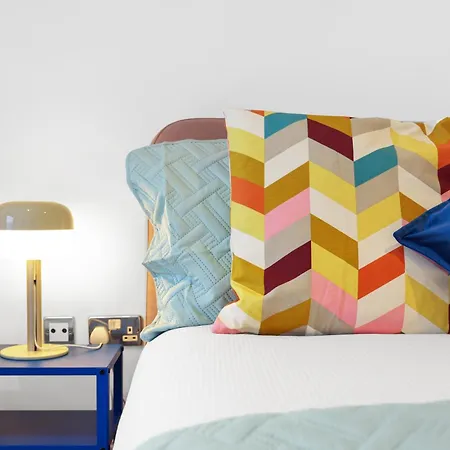 Sleeps 8, Parking, River Views, Chelsea 3 Bdr Apartment London