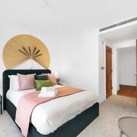 Apartment Sleeps 8, Parking, River Views, Chelsea 3 Bdr