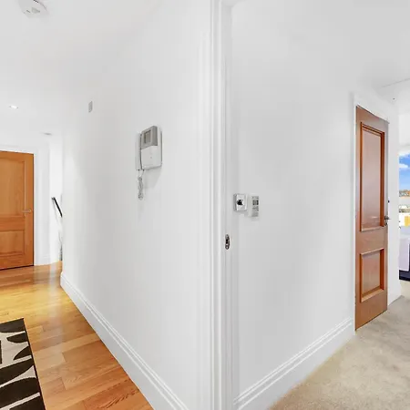 Apartment Sleeps 8, Parking, River Views, Chelsea 3 Bdr London