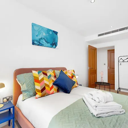 Sleeps 8, Parking, River Views, Chelsea 3 Bdr * London