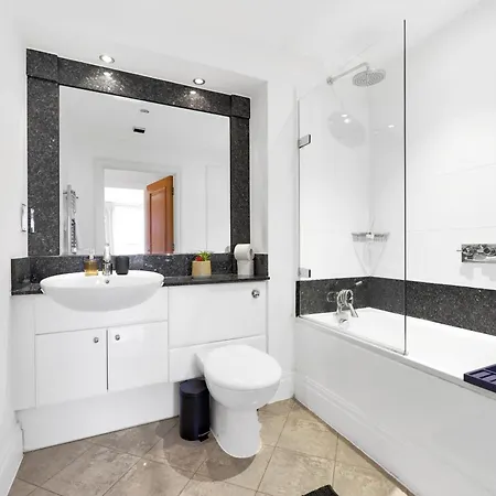 Sleeps 8, Parking, River Views, Chelsea 3 Bdr Apartment