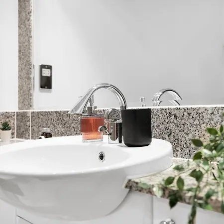 Sleeps 8, Parking, River Views, Chelsea 3 Bdr