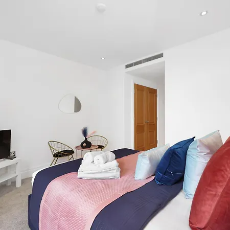 Apartment Sleeps 8, Parking, River Views, Chelsea 3 Bdr *