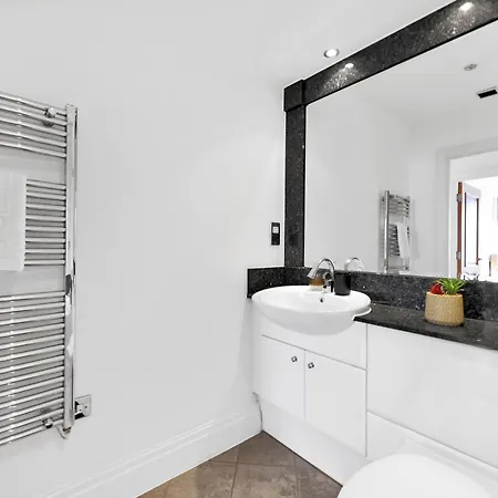 Apartment Sleeps 8, Parking, River Views, Chelsea 3 Bdr