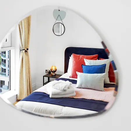 Sleeps 8, Parking, River Views, Chelsea 3 Bdr Apartment *