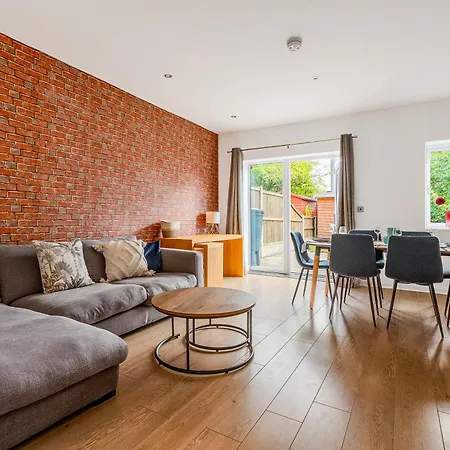 Peaceful 4br With Garden& Parking In Walthamstow Holiday home *