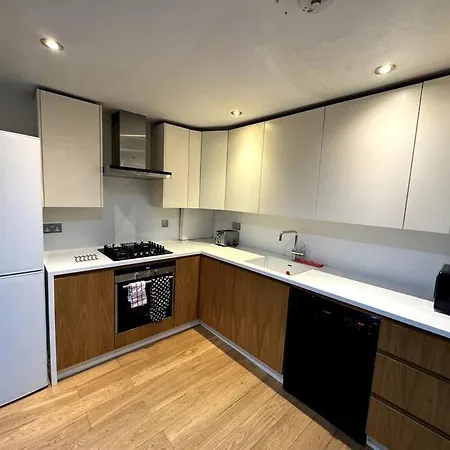 Paddington Station 2 Bedroom House Apartment *