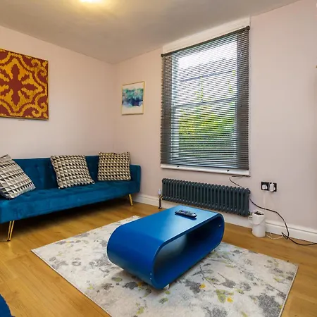 Holiday home 3 Bedroom House - 2 Mins Walk Direct Train To Gatwick Norwood