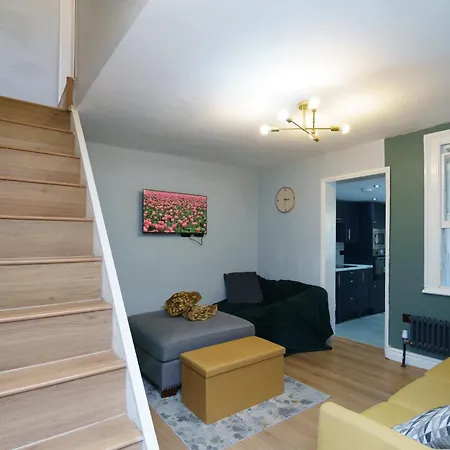 3 Bedroom House - 2 Mins Walk Direct Train To Gatwick * Norwood