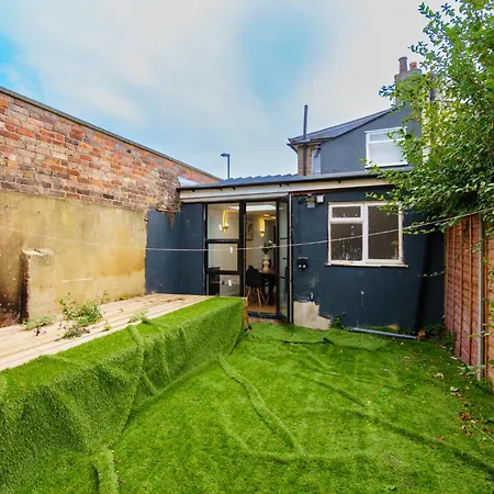 3 Bedroom House - 2 Mins Walk Direct Train To Gatwick Holiday home