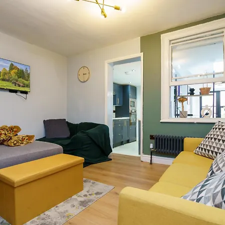 3 Bedroom House - 2 Mins Walk Direct Train To Gatwick Norwood