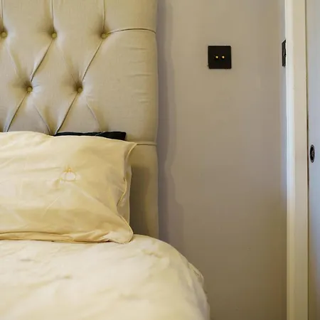 3 Bedroom House - 2 Mins Walk Direct Train To Gatwick