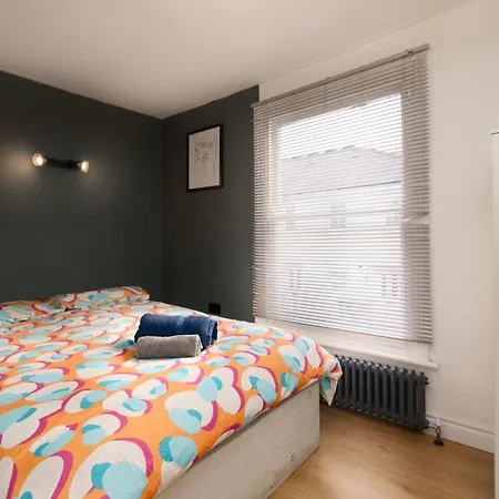 3 Bedroom House - 2 Mins Walk Direct Train To Gatwick Holiday home *