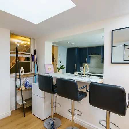 3 Bedroom House - 2 Mins Walk Direct Train To Gatwick Holiday home *