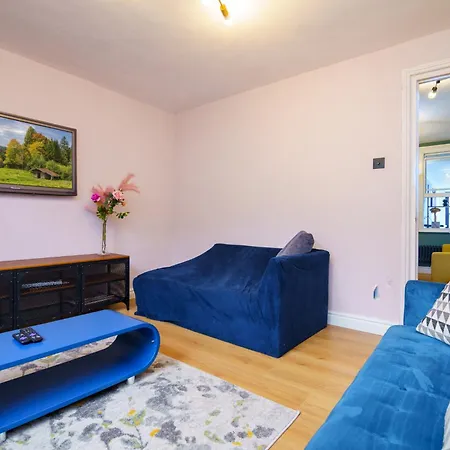 3 Bedroom House - 2 Mins Walk Direct Train To Gatwick Norwood