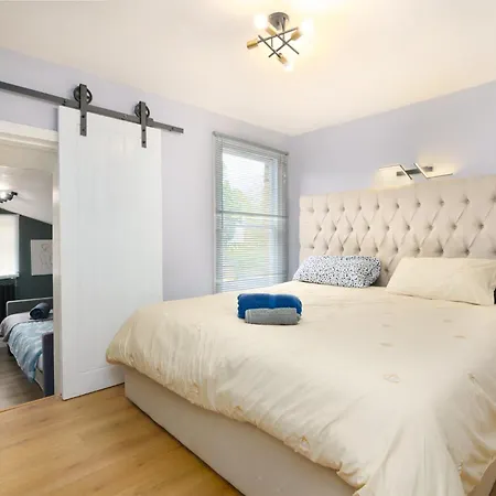 3 Bedroom House - 2 Mins Walk Direct Train To Gatwick