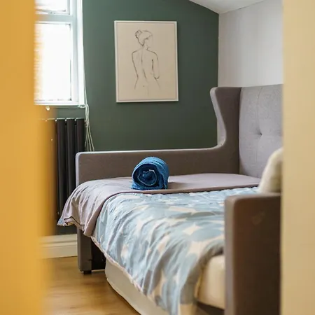 Holiday home 3 Bedroom House - 2 Mins Walk Direct Train To Gatwick