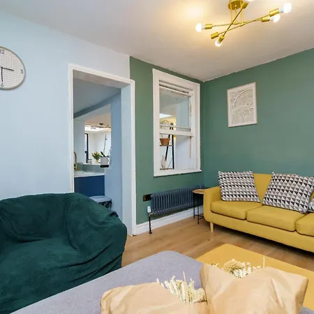 3 Bedroom House - 2 Mins Walk Direct Train To Gatwick Holiday home *
