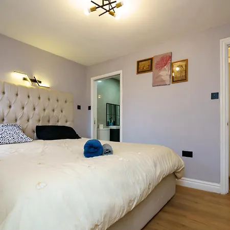 3 Bedroom House - 2 Mins Walk Direct Train To Gatwick Holiday home Norwood