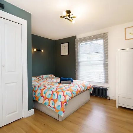 3 Bedroom House - 2 Mins Walk Direct Train To Gatwick * Norwood