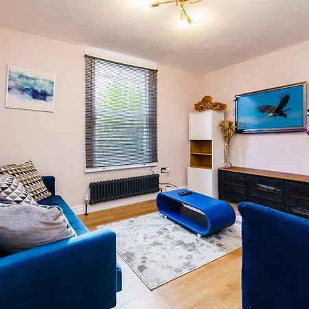 3 Bedroom House - 2 Mins Walk Direct Train To Gatwick Holiday home