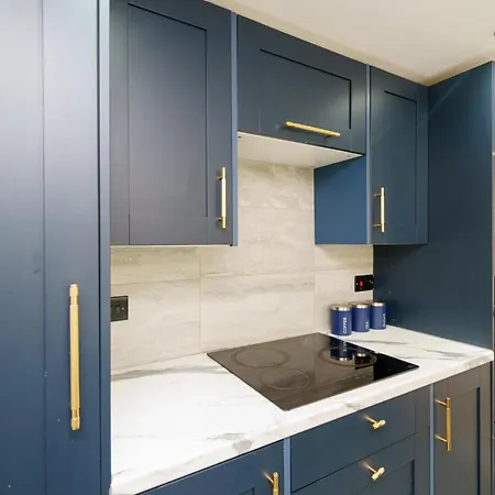 Holiday home 3 Bedroom House - 2 Mins Walk Direct Train To Gatwick Norwood