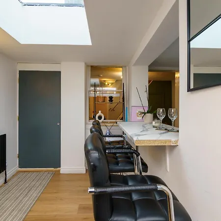 3 Bedroom House - 2 Mins Walk Direct Train To Gatwick * Norwood