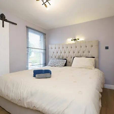 3 Bedroom House - 2 Mins Walk Direct Train To Gatwick Norwood