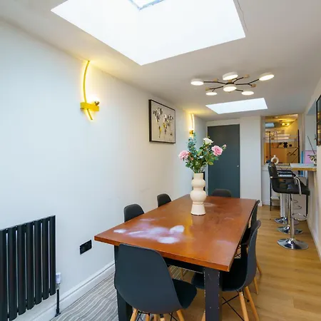 3 Bedroom House - 2 Mins Walk Direct Train To Gatwick * Norwood
