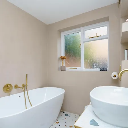 Holiday home 3 Bedroom House - 2 Mins Walk Direct Train To Gatwick Norwood
