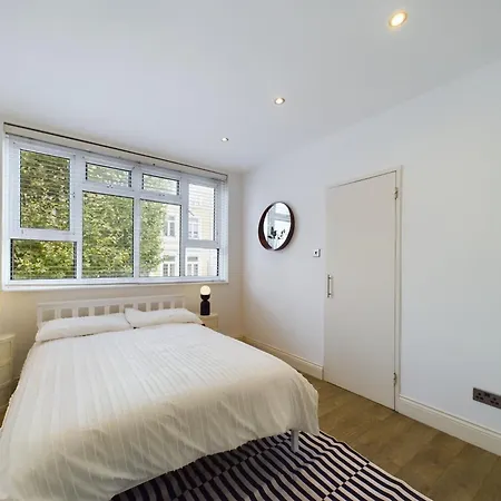 The Earl's Court Hideaway - Warm 3bdr House Apartment *