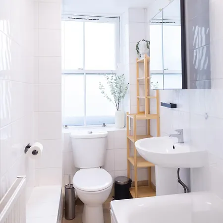 Spacious Two-bed 100m From Trafalgar Sqr *