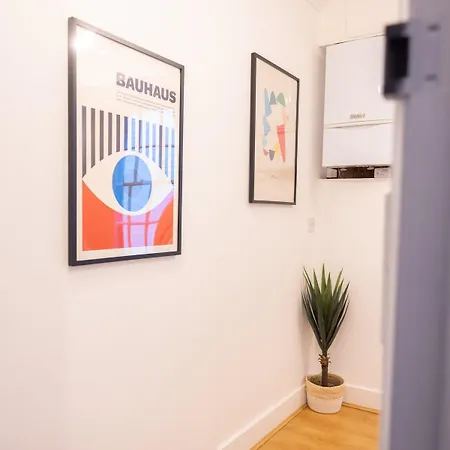 Spacious Two-bed 100m From Trafalgar Sqr