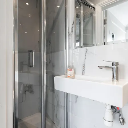 In The Heart Of High Street Kensington Apartment