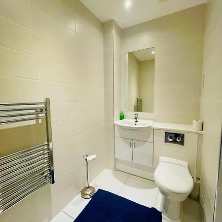 2 Bed Luxury Flat Nxt To Station London
