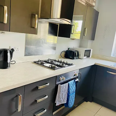 2 Bed Luxury Flat Nxt To Station Apartment *
