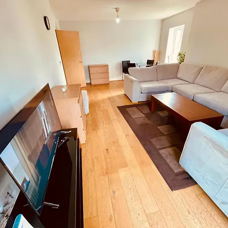 2 Bed Luxury Flat Nxt To Station Apartment *