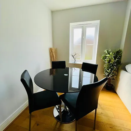 2 Bed Luxury Flat Nxt To Station Apartment London