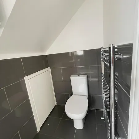 Immaculate 1 Bedroom Flat In